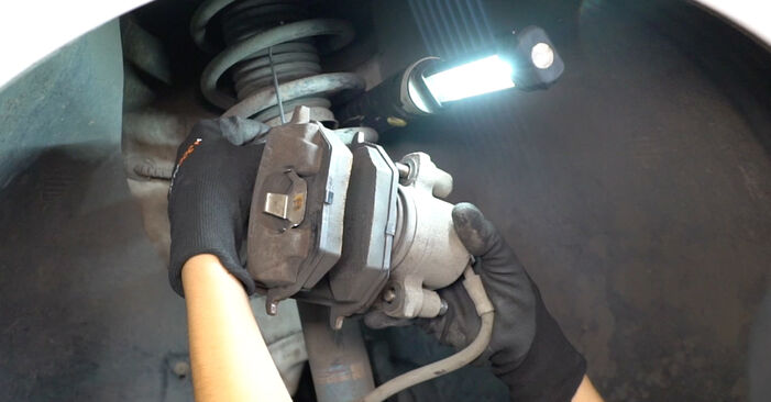 Wie lange benötigt das Auswechseln der Teile: Bremsscheiben beim VW Caddy 3 kasten 2012 - Detailliertes PDF-Tutorial