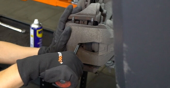 Hvordan skifte VW CADDY 2011 Bremseskiver trinn–for–trinn veiledning