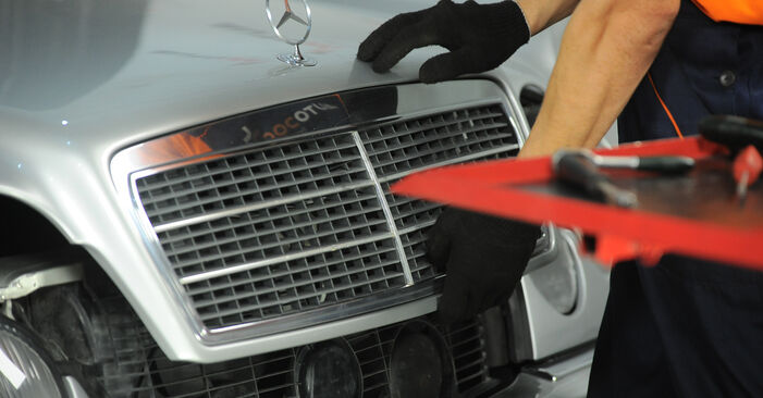 Come cambiare Pinza Freno posteriori e anteriori su Mercedes W210 E 300 3.0 Turbo Diesel (210.025) 1995 - manuali PDF e video gratuiti