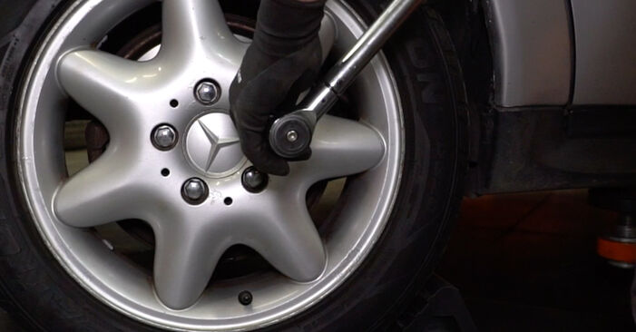 Hvordan skifte Bremseskiver på Mercedes W168 1997 – gratis PDF- og videoveiledninger