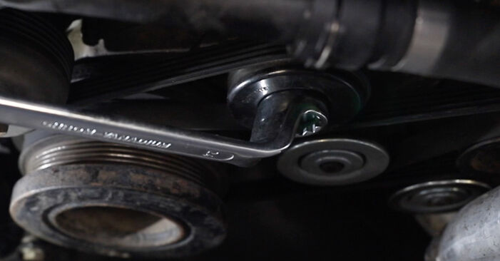 BMW E39 Touring 525i 2.5 1998 Thermostat wechseln: Gratis Reparaturanleitungen