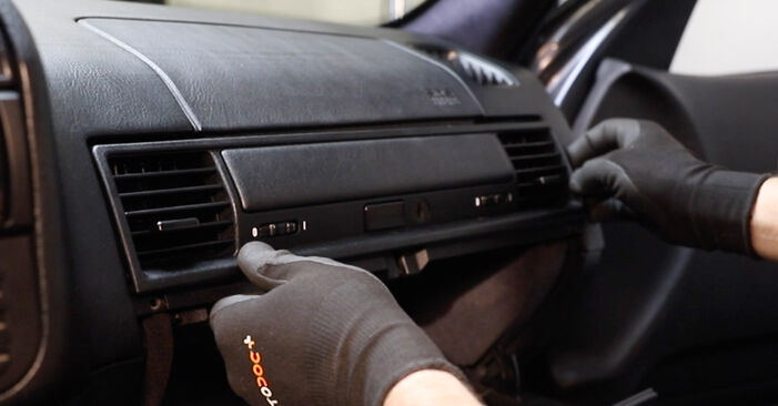 Wie man Innenraumfilter am BMW 3 Limousine (E36) 1995 wechselt – Laden Sie sich PDF-Wegleitungen und Videoanweisungen herunter