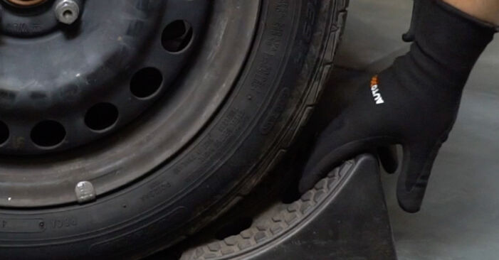 Wie schmierig ist es, selber zu reparieren: Bremsbeläge beim Nissan Micra k11 1.0 i 16V 1998 wechseln – Downloaden Sie sich Bildanleitungen