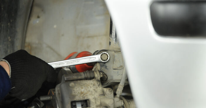 Wie schmierig ist es, selber zu reparieren: Stoßdämpfer beim Nissan Micra k11 1.0 i 16V 1998 wechseln – Downloaden Sie sich Bildanleitungen