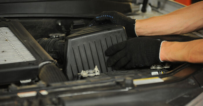 Hyundai Santa Fe cm 2.4 4x4 2011 Luftfilter wechseln: wie schwer ist es, selbst zu reparieren - Downloaden Sie sich illustrierte Anleitungen