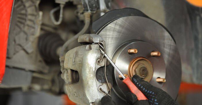 Wie kompliziert ist es, selbst zu reparieren: Bremsbeläge am Mazda 3 Limousine 1.4 2005 ersetzen – Laden Sie sich illustrierte Wegleitungen herunter