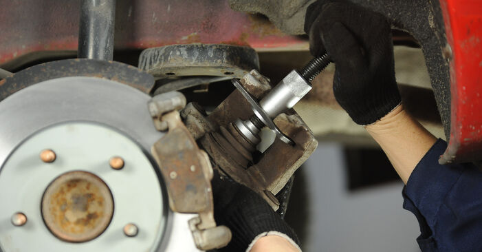 Wie schmierig ist es, selber zu reparieren: Bremsscheiben beim Mazda 3 Limousine 1.4 2005 wechseln – Downloaden Sie sich Bildanleitungen