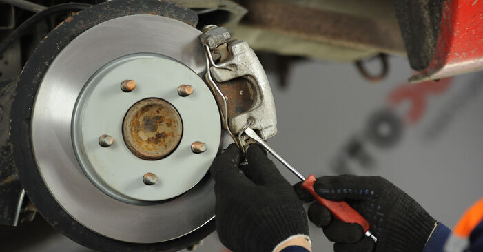 Wie schmierig ist es, selber zu reparieren: Bremsbeläge beim Mazda 3 Limousine 1.4 2005 wechseln – Downloaden Sie sich Bildanleitungen