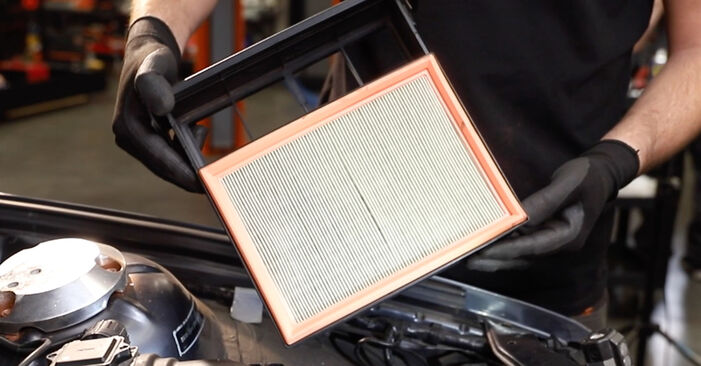 Changing Air Filter on BMW 3 Saloon (E36) 316 i 1993 by yourself