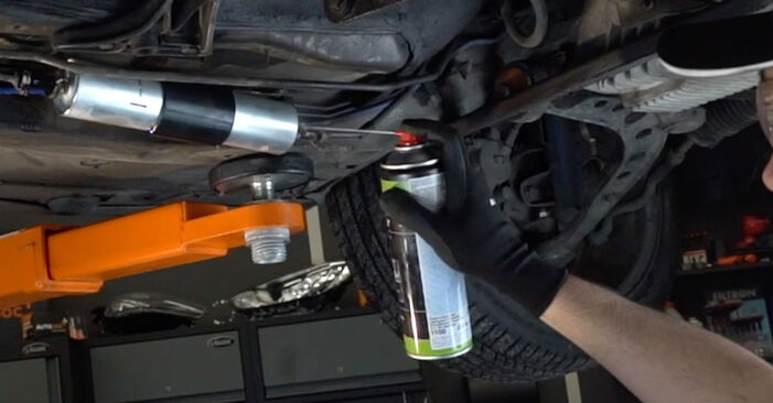 Cómo reemplazar Filtro de Combustible en un BMW 3 Berlina (E36) 320 i 1991 - manuales paso a paso y guías en video
