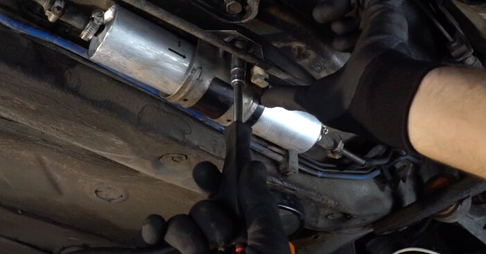 BMW E36 325 tds 1992 Kraftstofffilter wechseln: Kostenfreie Reparaturwegleitungen