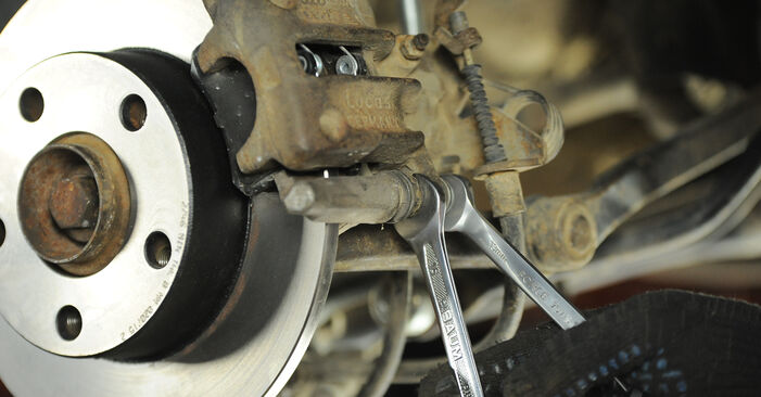 Wie kompliziert ist es, selbst zu reparieren: Bremsscheiben am Audi A4 B5 Avant 2.5 TDI 2000 ersetzen – Laden Sie sich illustrierte Wegleitungen herunter