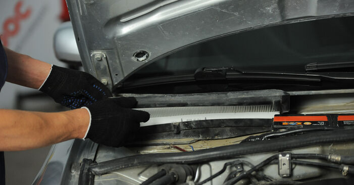 Hvordan skifte AUDI A4 2001 Kupefilter trinn–for–trinn veiledning