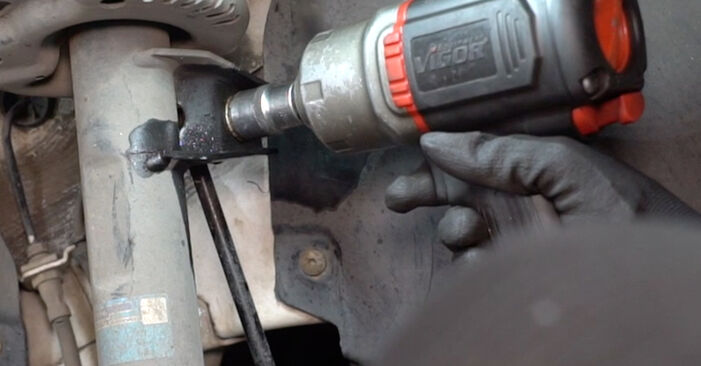 Wie kompliziert ist es, selbst zu reparieren: Koppelstange am VW Caddy 3 kasten 2.0 TDI 16V 2010 ersetzen – Laden Sie sich illustrierte Wegleitungen herunter
