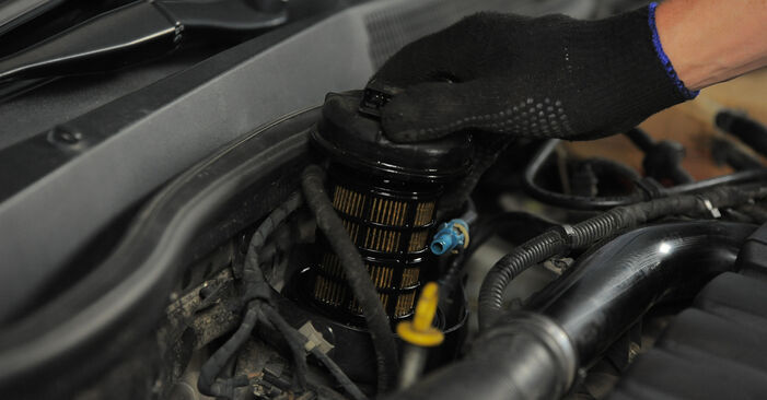 Wie problematisch ist es, selber zu reparieren: Kraftstofffilter beim Opel Astra H Caravan 1.6 (L35) 2010 auswechseln – Downloaden Sie sich bebilderte Tutorials