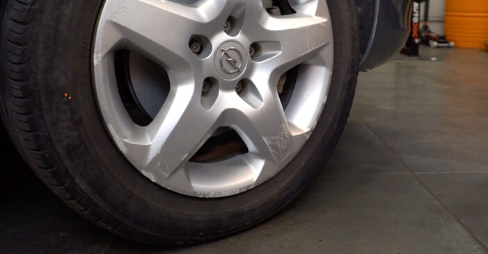 Wie schmierig ist es, selber zu reparieren: Bremsscheiben beim Opel Astra H Caravan 1.6 (L35) 2010 wechseln – Downloaden Sie sich Bildanleitungen