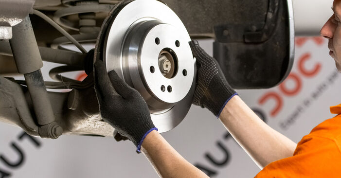 Bremsscheiben Mercedes Vito W639 111 CDI (639.701, 639.703, 639.705) 2005 wechseln: Kostenlose Reparaturhandbücher