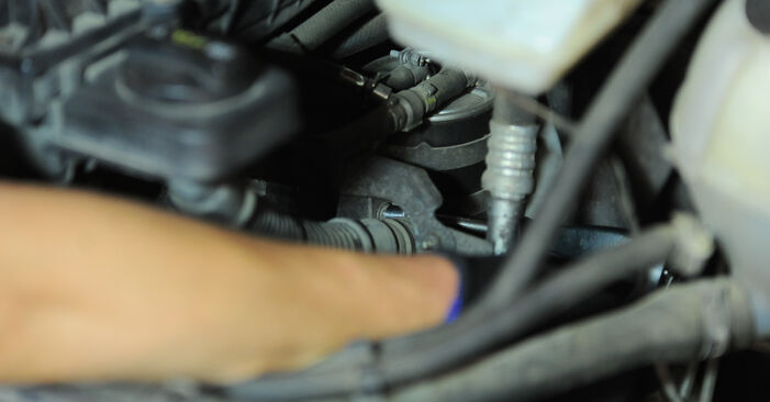 Sustitución de Filtro de Combustible en un Mercedes Vito W639 113 CDI (639.701, 639.703, 639.705) 2005: manuales de taller gratuitos