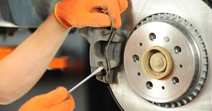 Wie kompliziert ist es, selbst zu reparieren: Bremsscheiben am Volvo XC90 1 2.4 D3 / D5 2008 ersetzen – Laden Sie sich illustrierte Wegleitungen herunter