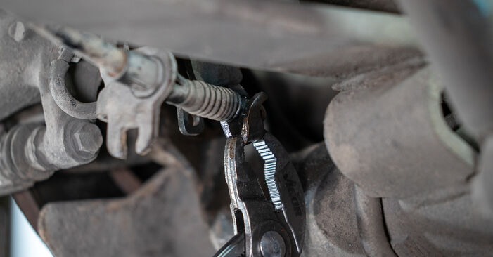 Bremssattel beim VW CADDY 1.4 2011 selber erneuern - DIY-Manual