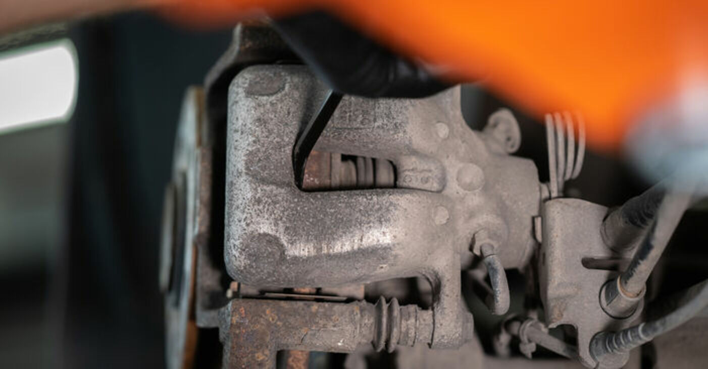 How to change rear wheel bearing on VW Caddy 3 Kombi replacement guide