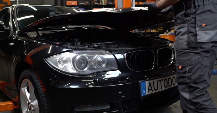Wie man Innenraumfilter beim BMW E82 2006 wechselt - Gratis PDF- und Video-Tutorials