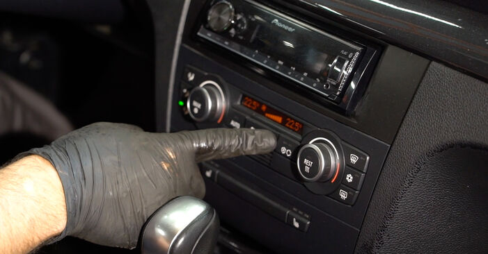 Schrittweise Anleitung zum eigenhändigen Ersatz von BMW E82 2011 125 i Innenraumfilter