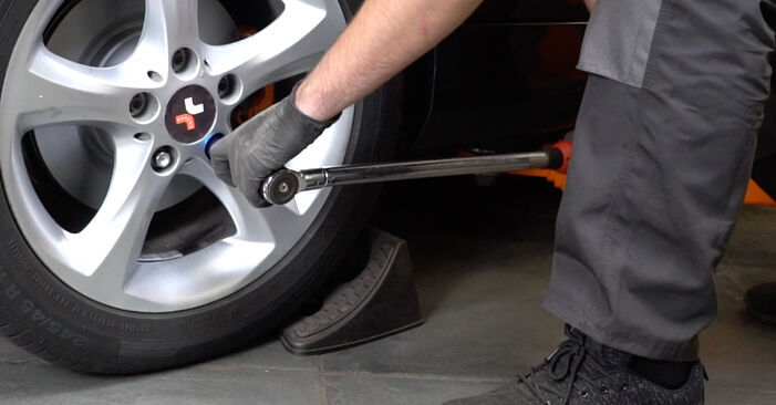 BMW 1 SERIES Susidėvėjimo indikatorius, stabdžių trinkelės keitimas: nemokamos remonto instrukcijos