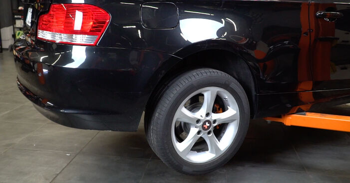 Wie man BMW 1 Coupe (E82) 120 d 2007 Verschleißanzeige Bremsbeläge austauscht - Schritt-für-Schritt-Tutorials und Videoanleitungen