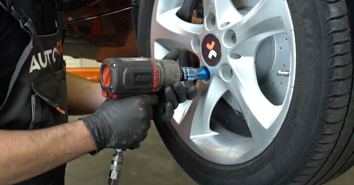 Cum să mentenanța Indicator de uzura placute frana BMW 1 Coupe (E82) 120 d 2007 – manualele pas cu pas și ghidurile video
