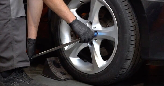 Cómo reemplazar Sensor de Desgaste de Pastillas de Frenos en un BMW 1 Coupé (E82) 120 d 2007 - manuales paso a paso y guías en video