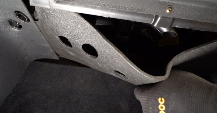 VW TOURAN Oro filtras, keleivio vieta keitimas: nemokamos remonto instrukcijos