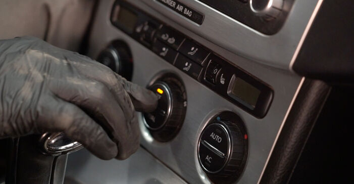 VW PASSAT 2005 Interieurfilter stap voor stap instructies voor vervanging