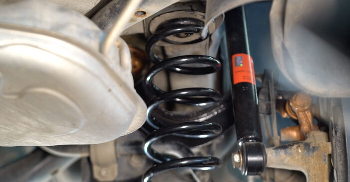 Cómo reemplazar Amortiguadores en un VW TOURAN (1T1, 1T2) 2008: descargue manuales en PDF e instrucciones en video