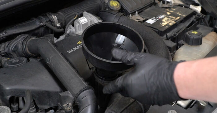 RENAULT CLIO 2012 Ölfilter Schrittweise Anleitungen zum Wechsel von Autoteilen