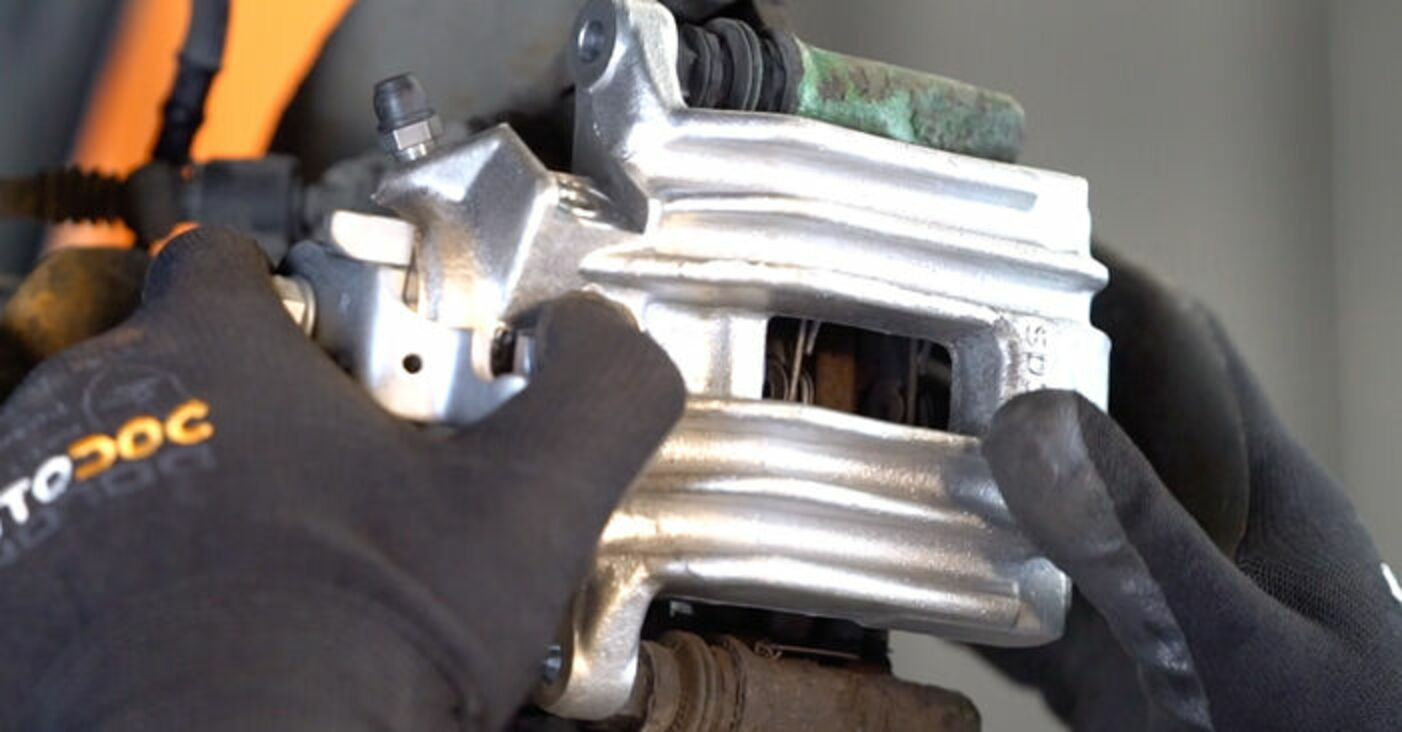 Anleitung: VW Golf 4 Bremssattel hinten wechseln - Anleitung und Video