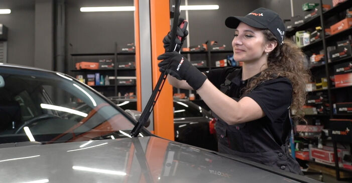 How to replace AUDI A4 Saloon (8EC, B7) 2.0 TDI 16V 2005 Wiper Blades - step-by-step manuals and video guides