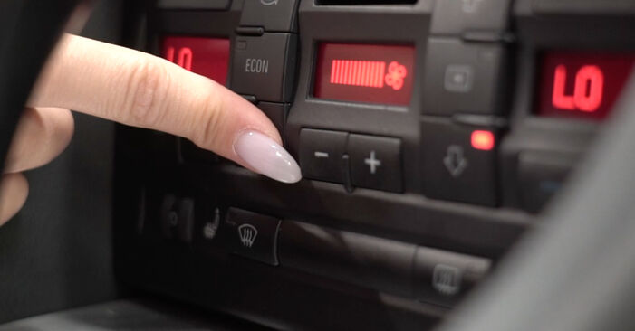 Wie man Innenraumfilter am AUDI A4 Limousine (8EC, B7) 2006 ersetzt - Hinweise und Ratschläge