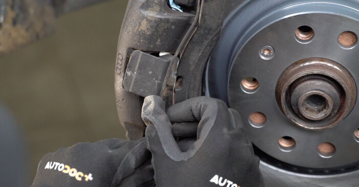 Wie schmierig ist es, selber zu reparieren: Bremsbeläge beim Audi A4 B7 Limousine 2.0 TFSI 2005 wechseln – Downloaden Sie sich Bildanleitungen