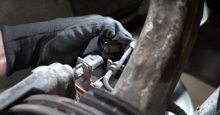 Wie schmierig ist es, selber zu reparieren: Bremsbeläge beim Audi A4 B7 Limousine 2.0 TFSI 2005 wechseln – Downloaden Sie sich Bildanleitungen