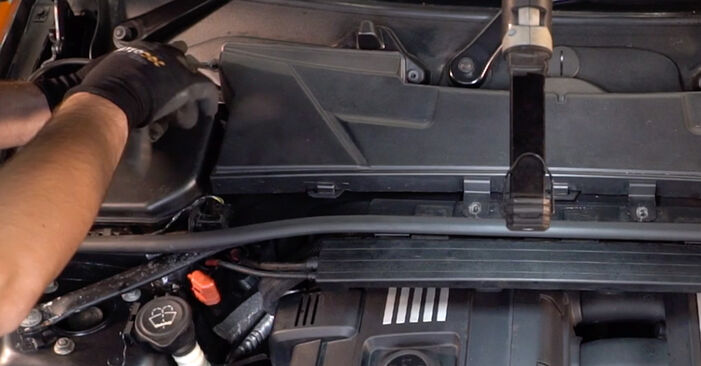BMW 3 SERIES 330xd 3.0 Innenraumfilter ersetzen: Tutorials und Video-Wegleitungen online