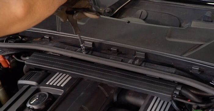 Sustitución de Filtro de Habitáculo en un BMW E92 320d 2.0 2007: manuales de taller gratuitos