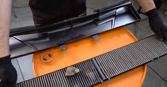 Hoe Interieurfilter vervangen BMW 3 Coupe (E92) 2010: download pdf-handleidingen en video-instructies