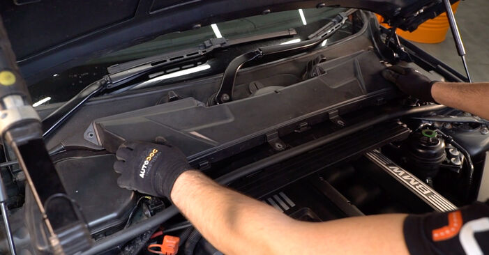 Wie lange braucht der Teilewechsel: Innenraumfilter am BMW E92 2013 - Einlässliche PDF-Wegleitung