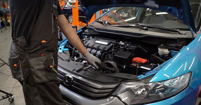 Cum schimb Filtru ulei la Honda Insight ZE2/ZE3 2009 - manualele în format PDF și video gratuite