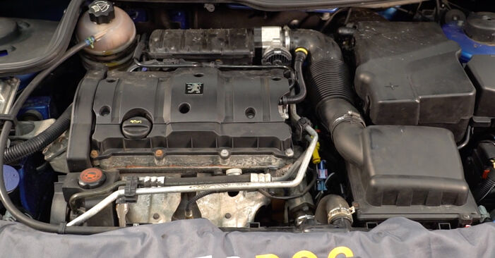 Consigli passo-passo per la sostituzione del fai da te Peugeot 206 cc 2d 2004 1.6 16V (2DNFUF, 2DNFUR) Filtro Carburante