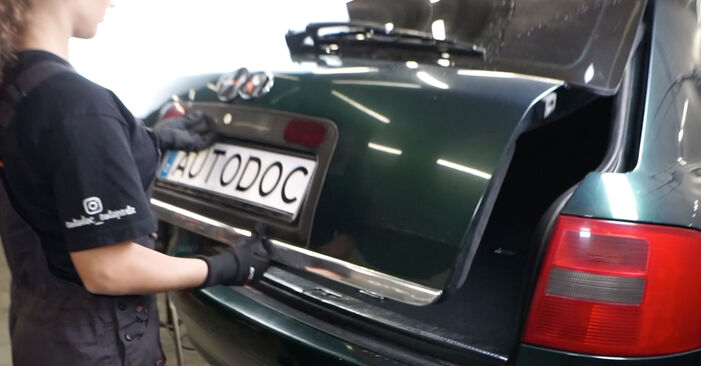 Wie man Heckklappendämpfer beim Audi A6 C5 Avant 1997 wechselt - Gratis PDF- und Video-Tutorials