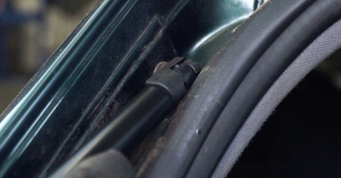 Wie schmierig ist es, selber zu reparieren: Heckklappendämpfer beim Audi A6 C5 Avant 1.8 T quattro 2003 wechseln – Downloaden Sie sich Bildanleitungen