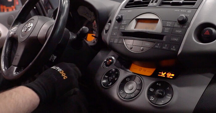 Смяна на TOYOTA RAV4 2.2 D 4WD (ALA30_) Филтър купе: онлайн ръководства и видео уроци