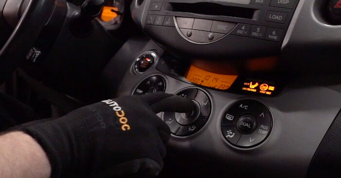 Wymień samodzielnie Filtr powietrza kabinowy w Toyota RAV4 3 2006 2.2 D 4WD (ALA30_)0